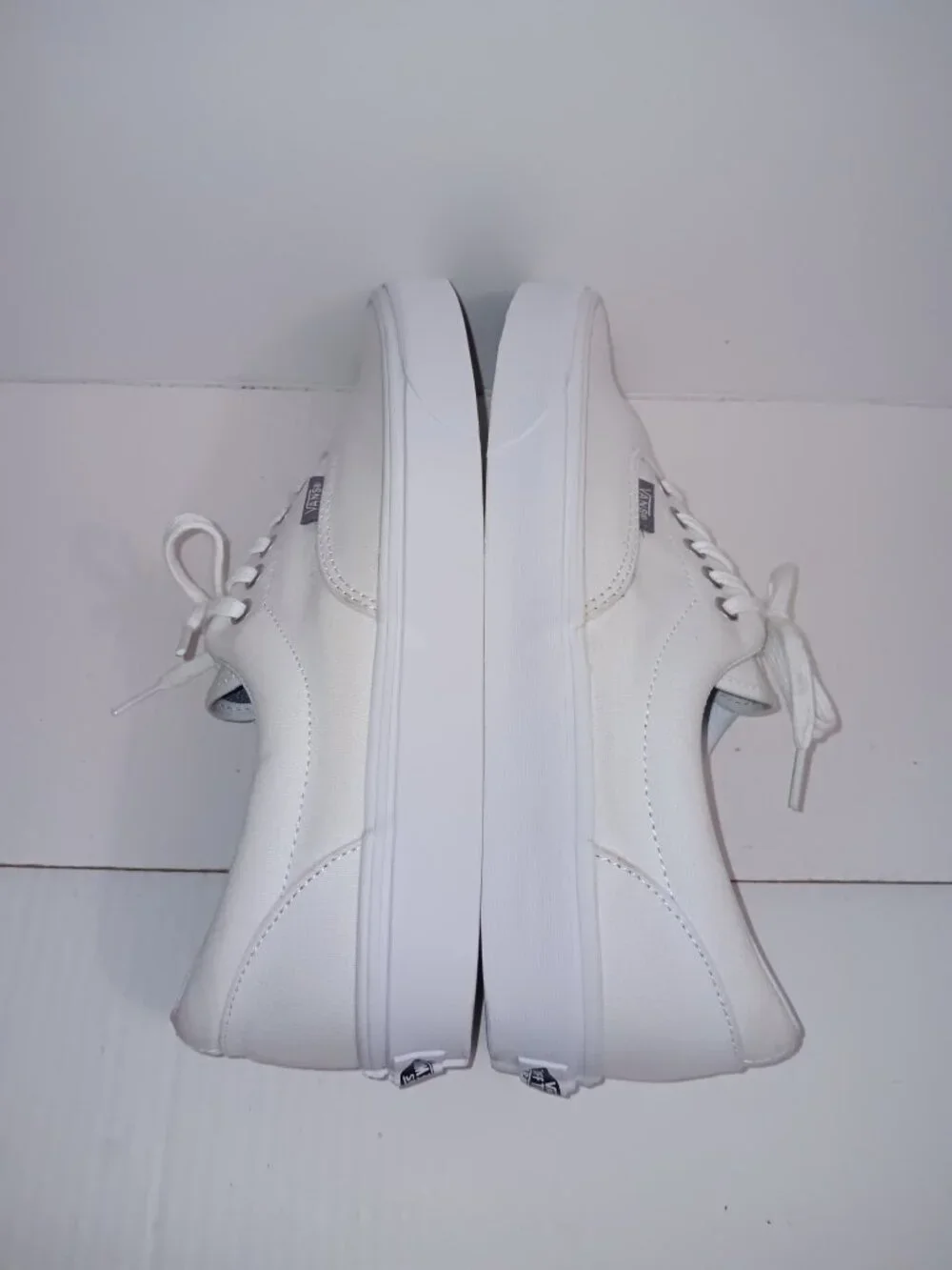 VANS MEN'S CLASSIC WHITE CANVAS SNEAKERS